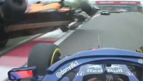 Kvyat se lleva por delante a los dos McLaren