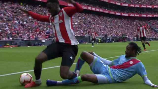 No penalti sobre Iñaki Williams en el Athletic - Rayo. Foto: Twitter (@elchiringuitotv)