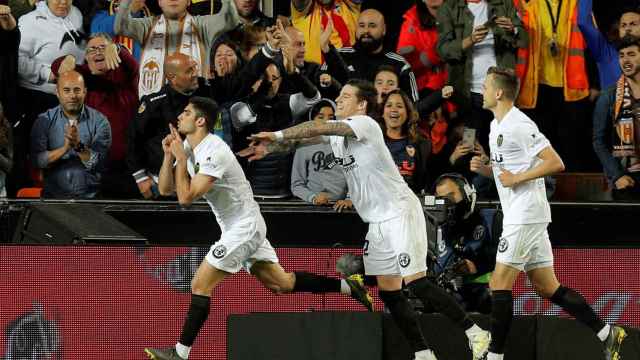 Los jugadores del Valencia celebran el gol de Guedes ante el Levante en La Liga