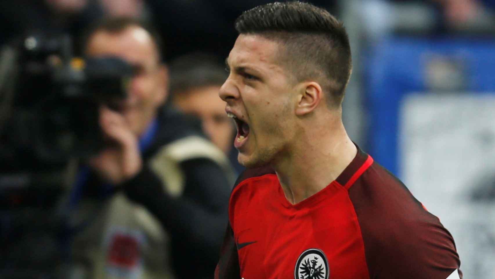 Luka Jovic celebra un gol en el Schalke 04 - Eintracht Frankfurt de Bundesliga