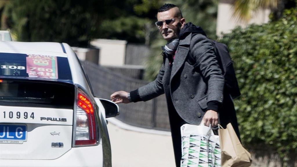 Paco, el ex de Jorge Javier Vázquez, saliendo de su casa.