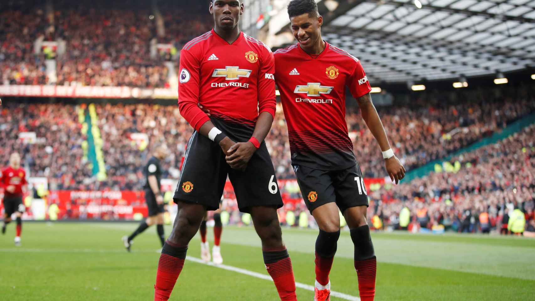 Pogba y Rashford celebran un gol del Manchester United