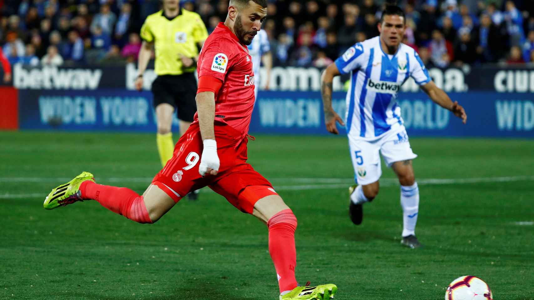 Benzema dispara a portería para anotar el empate ante el Leganés