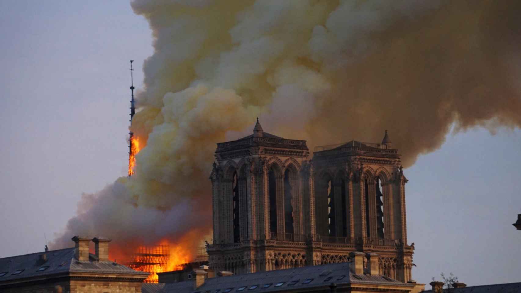 Kaissia Rouan, que se encontraba en el parque adyacente al templo, aseguró a Efe que cuando llegaron los bomberos ya había muchas llamas que salían del tejado de la catedral.