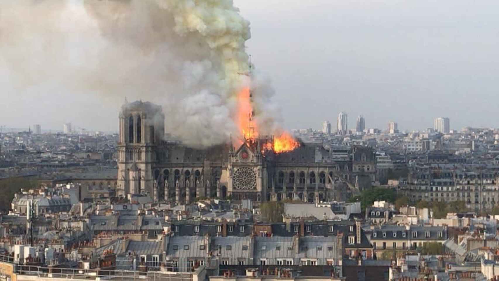 Imágenes: el espectacular incendio en la catedral de Notre Dame en París