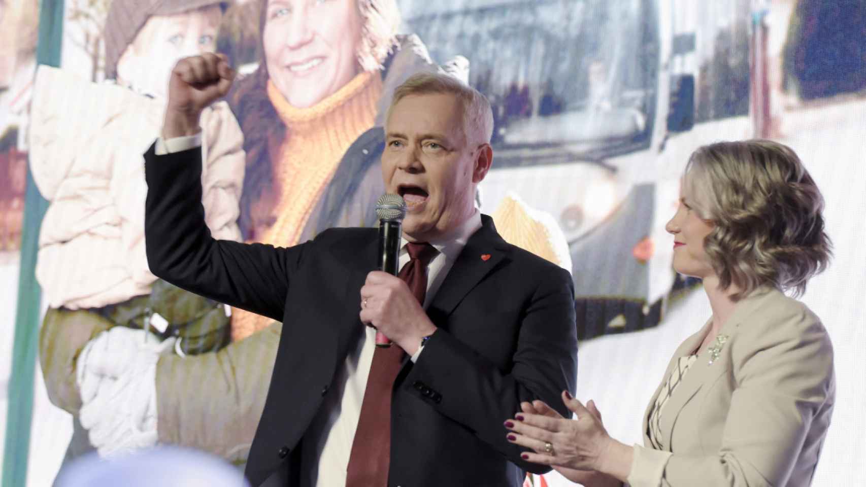 El presidente del Partido socialdemócrata finlandés Antti Rinne y su esposa asisten a la fiesta electoral en Helsinki.