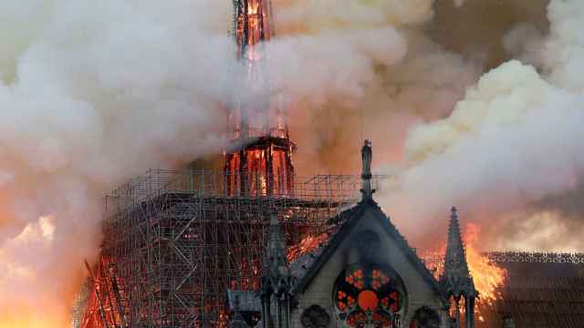 Imagen de la catedral de Notre Dame de París en llamas.