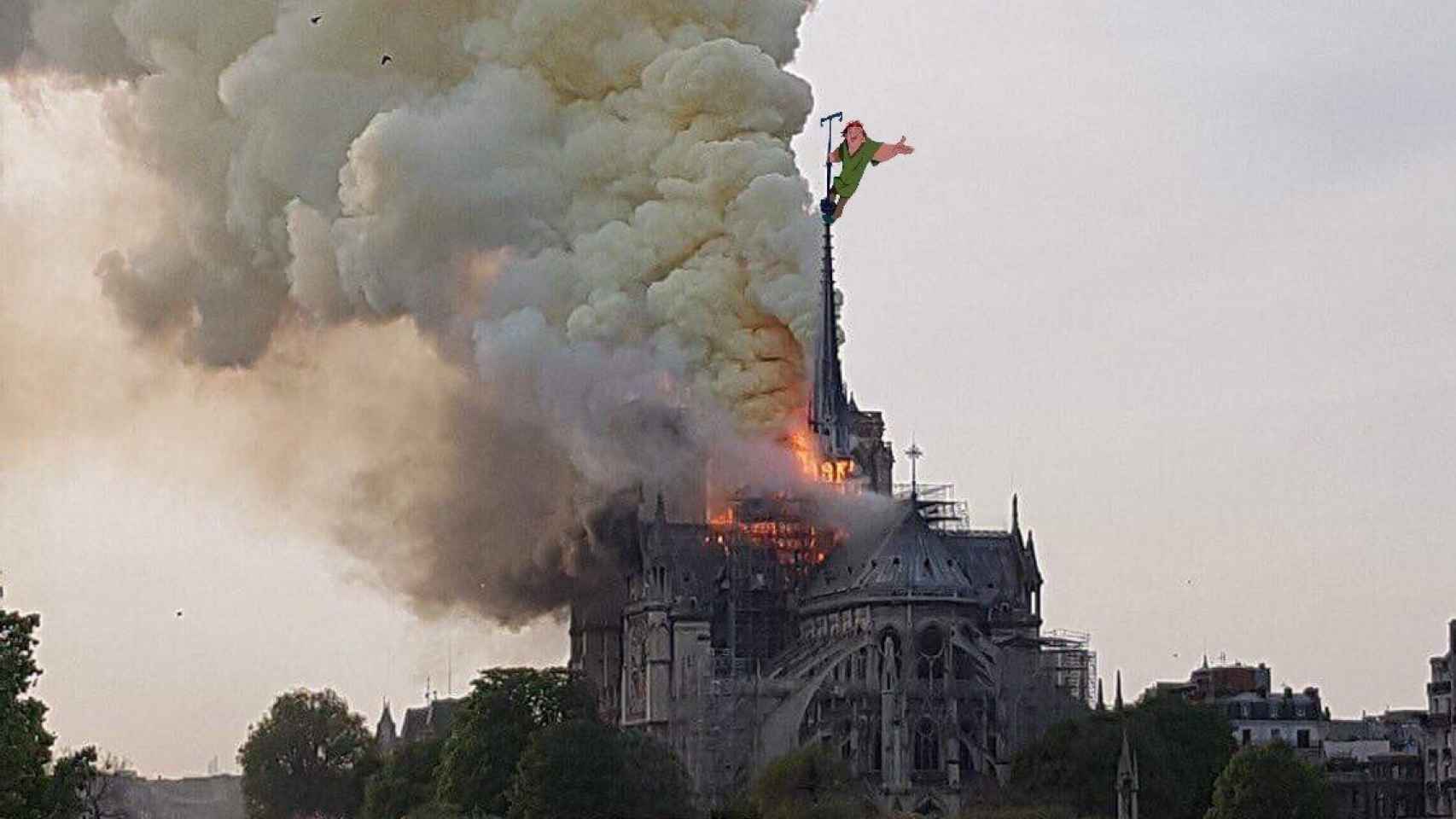 Quasimodo subido a la aguja de la catedral parisina mientras ocurre el incendio.