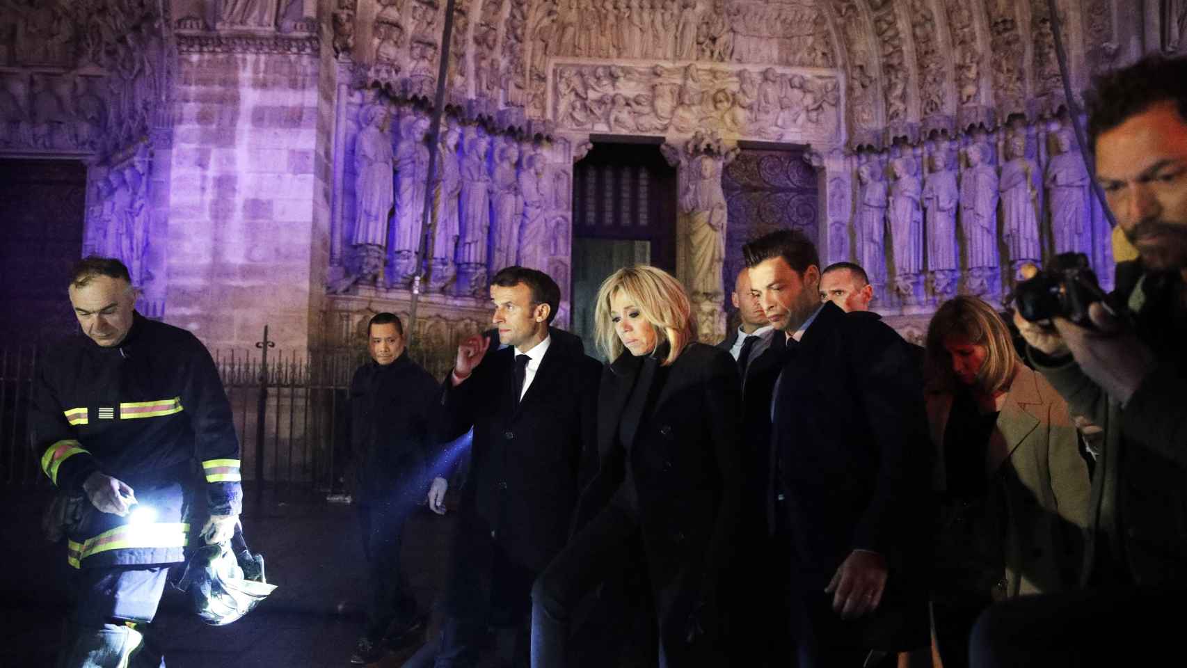 Emmanuel Macron  y su esposa Brigitte Macron, en el interior de la catedral de Notre Dame.