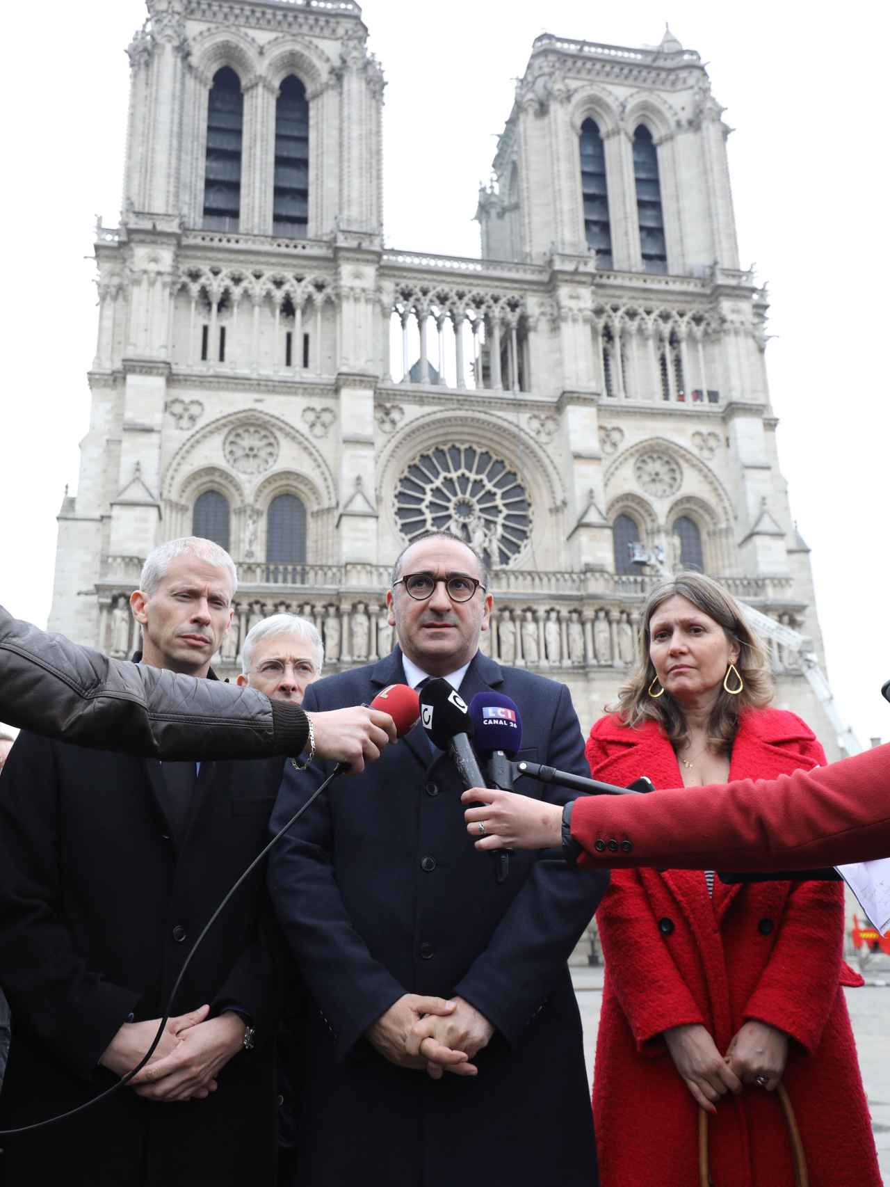 El secretario de Estado  Interior, Laurent Nunez, y ministro de Cultura, Franck Riester, delante de la catedral de Notre Dame, este martes.