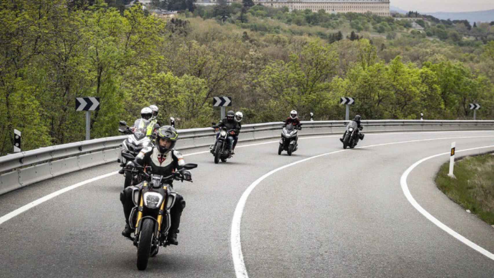 Albert Rivera, en moto, en un acto de campaña este lunes en Madrid.