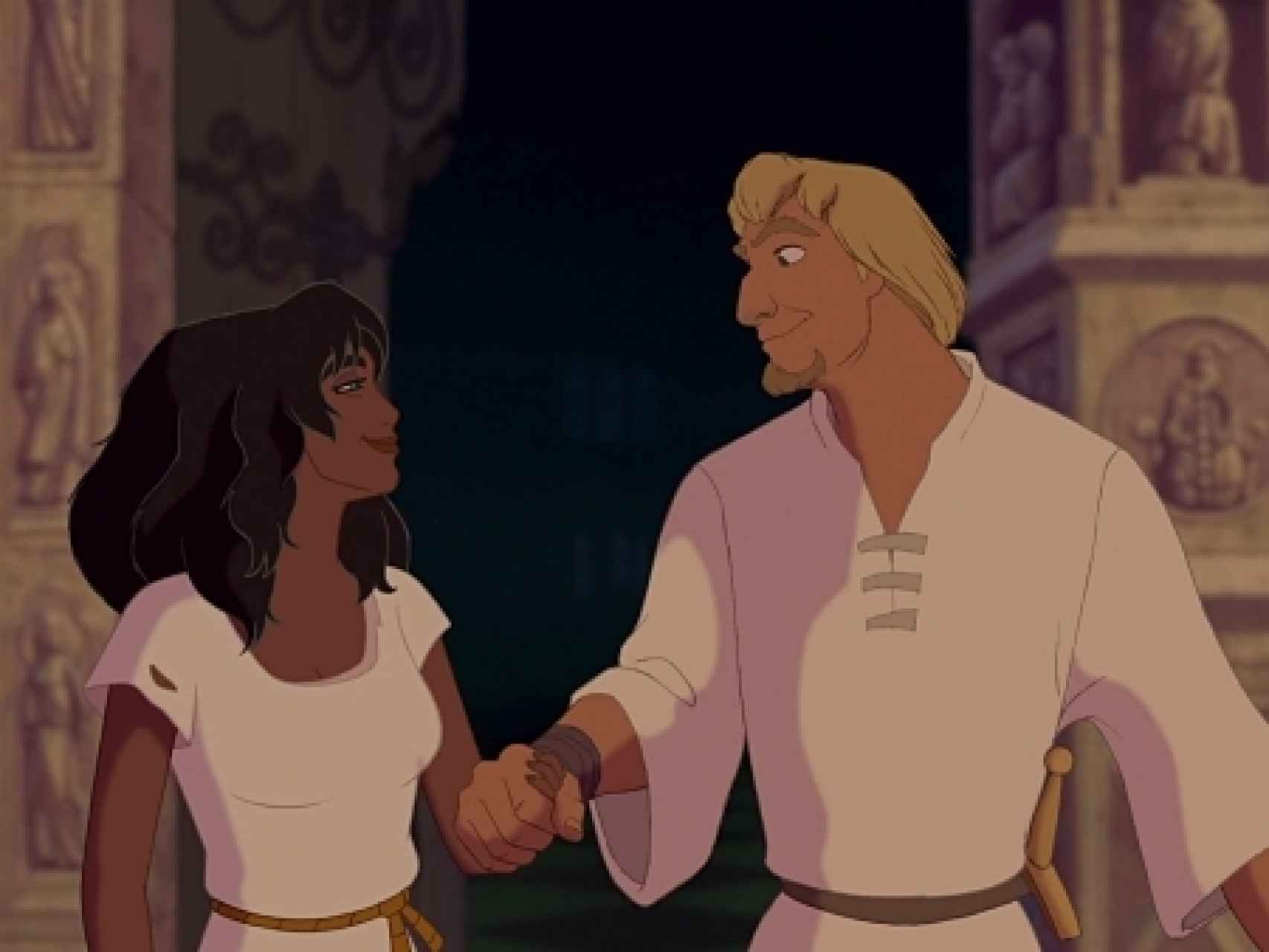 Febo jamás amó a Esmeralda, la utilizó. En la película acaban felices y juntos.