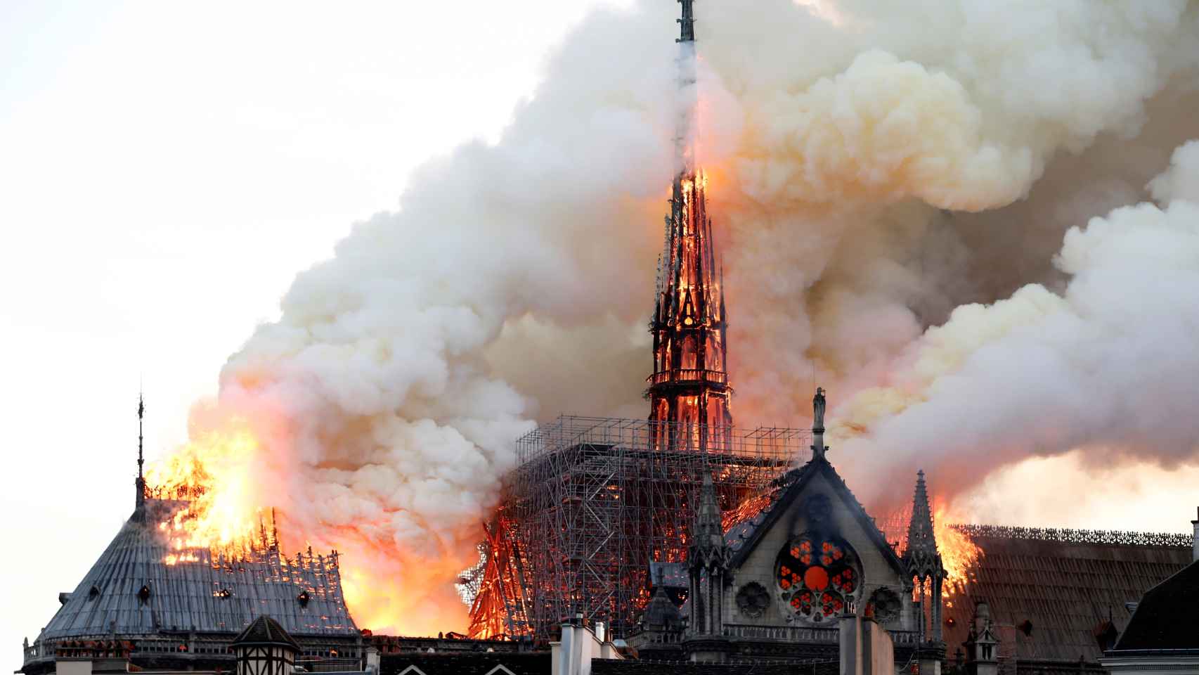 La aguja de Notre Dame, en llamas durante el incendio del pasado 15 de abril.
