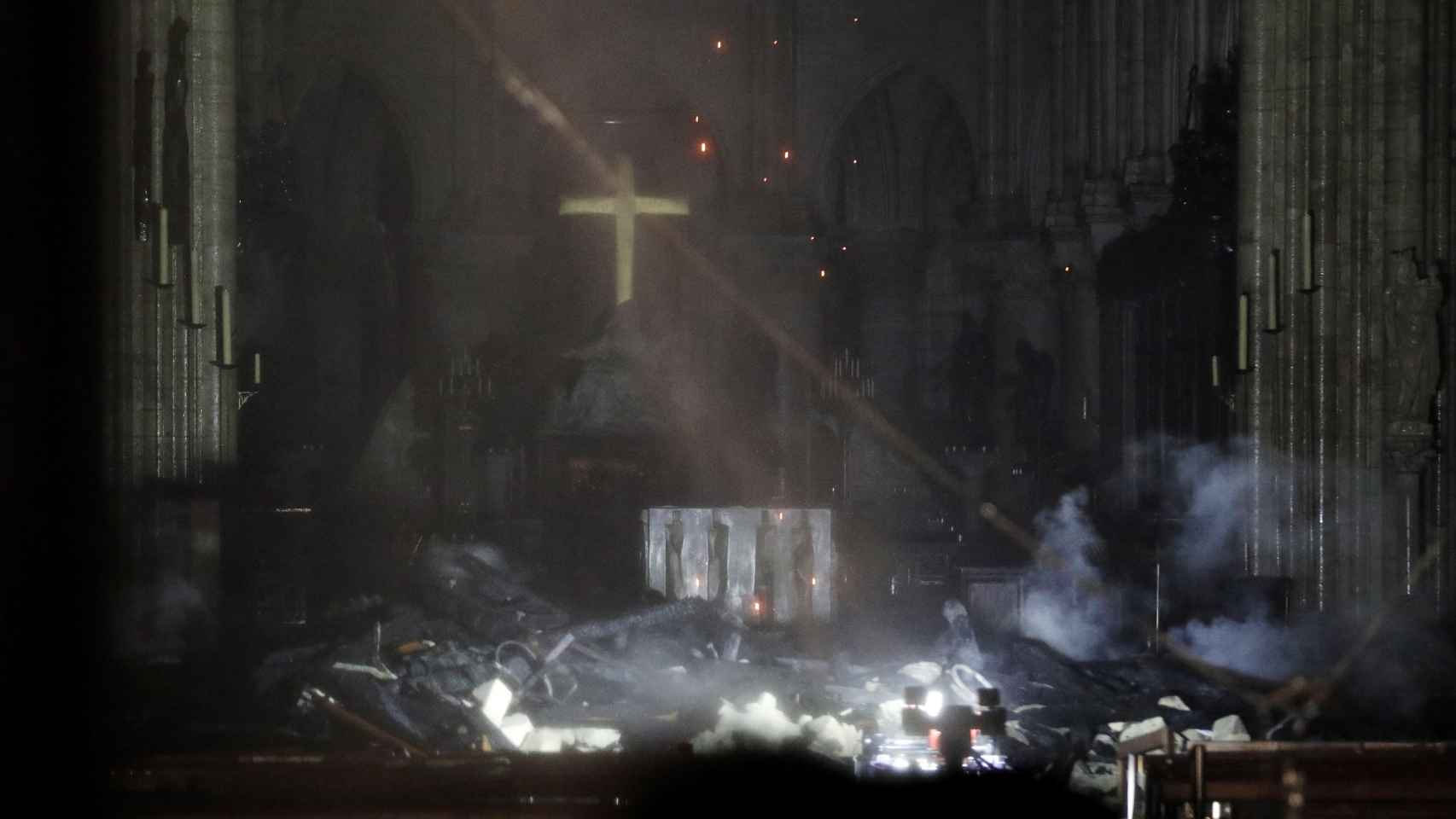 Interior de la catedral de Notre Dame tras el incendio.