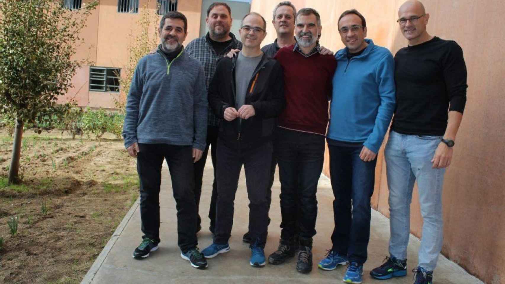 Jordi Sánchez, Oriol Junqueras, Josep Rull, Quim Forn, Jordi Cuixart, Jordi Turul y Raül Romeva en la prisión de Lledoners.