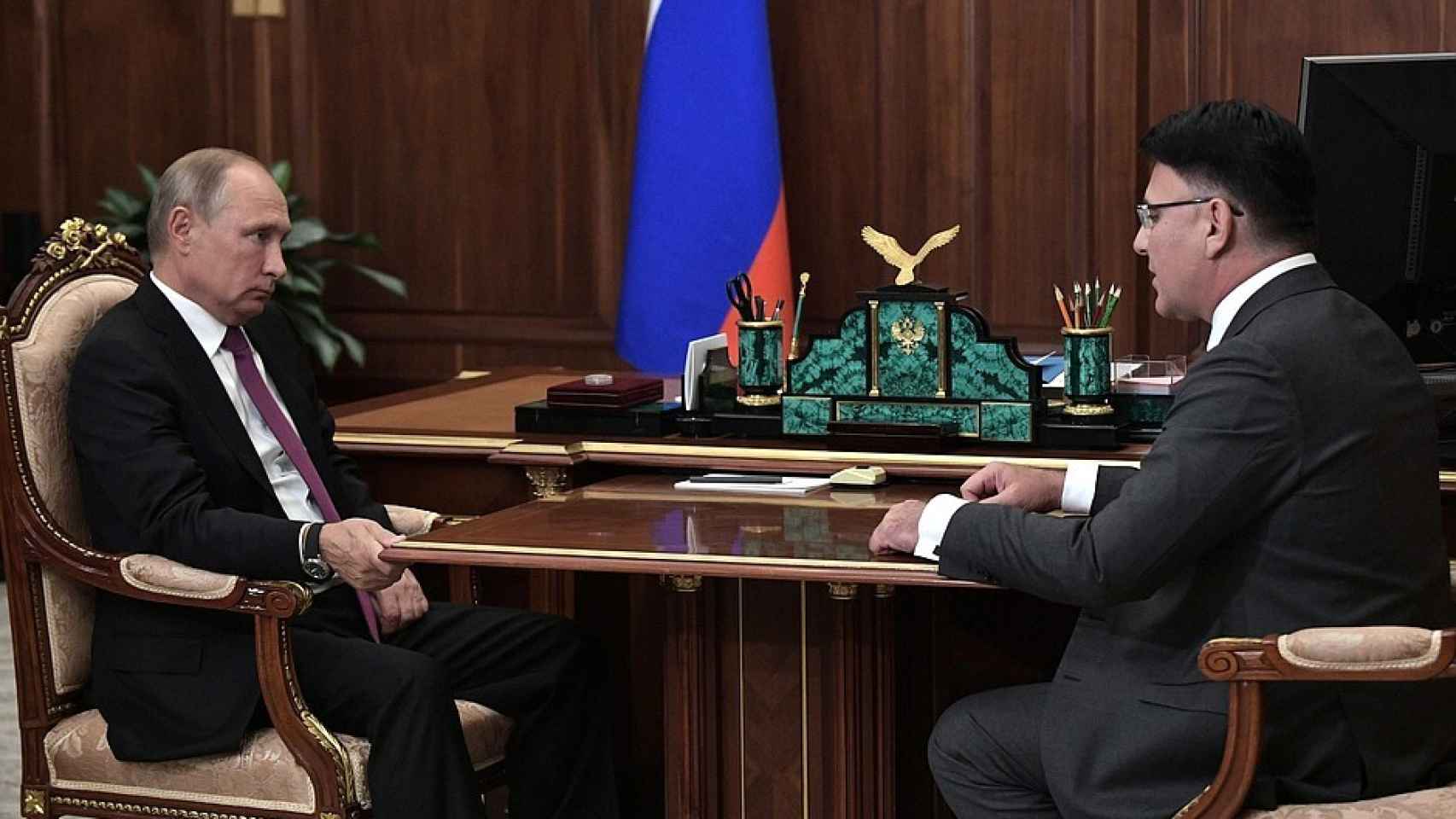 El presidente ruso, Vladimir Putin, junto al responsable del regulador de comunicaciones, Alexandr Zhárov.