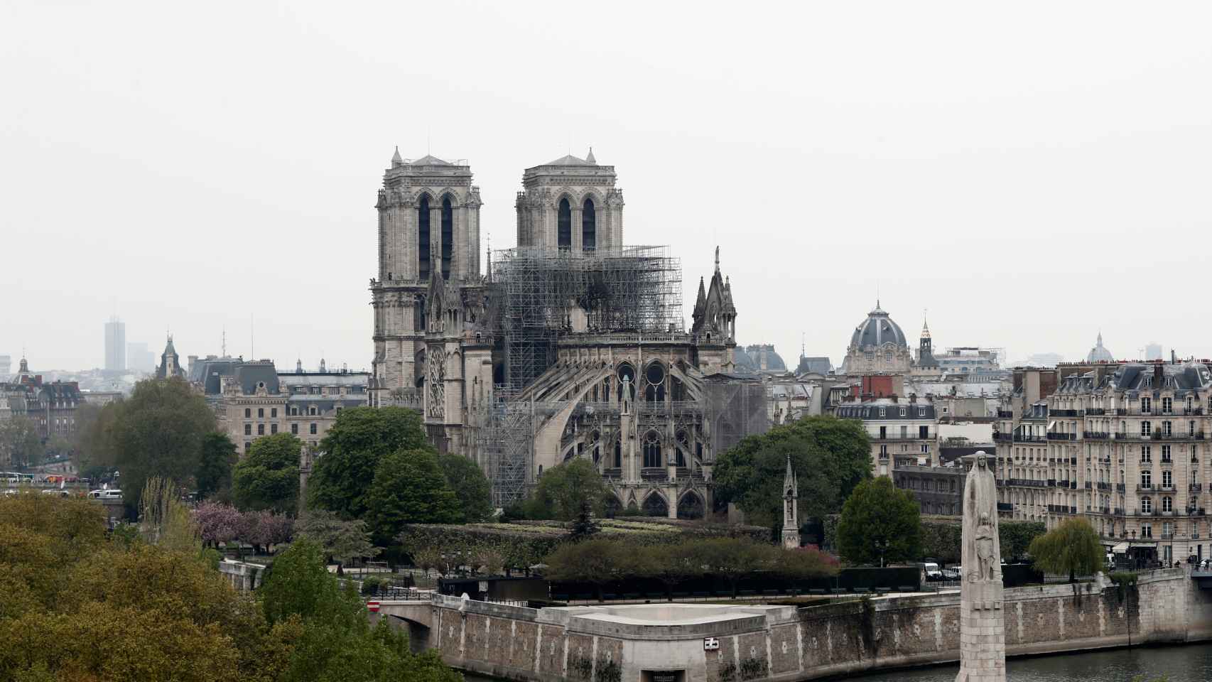 El estado exterior de la catedral de Notre Dame, tras el incendio que se produjo en la tarde del lunes.
