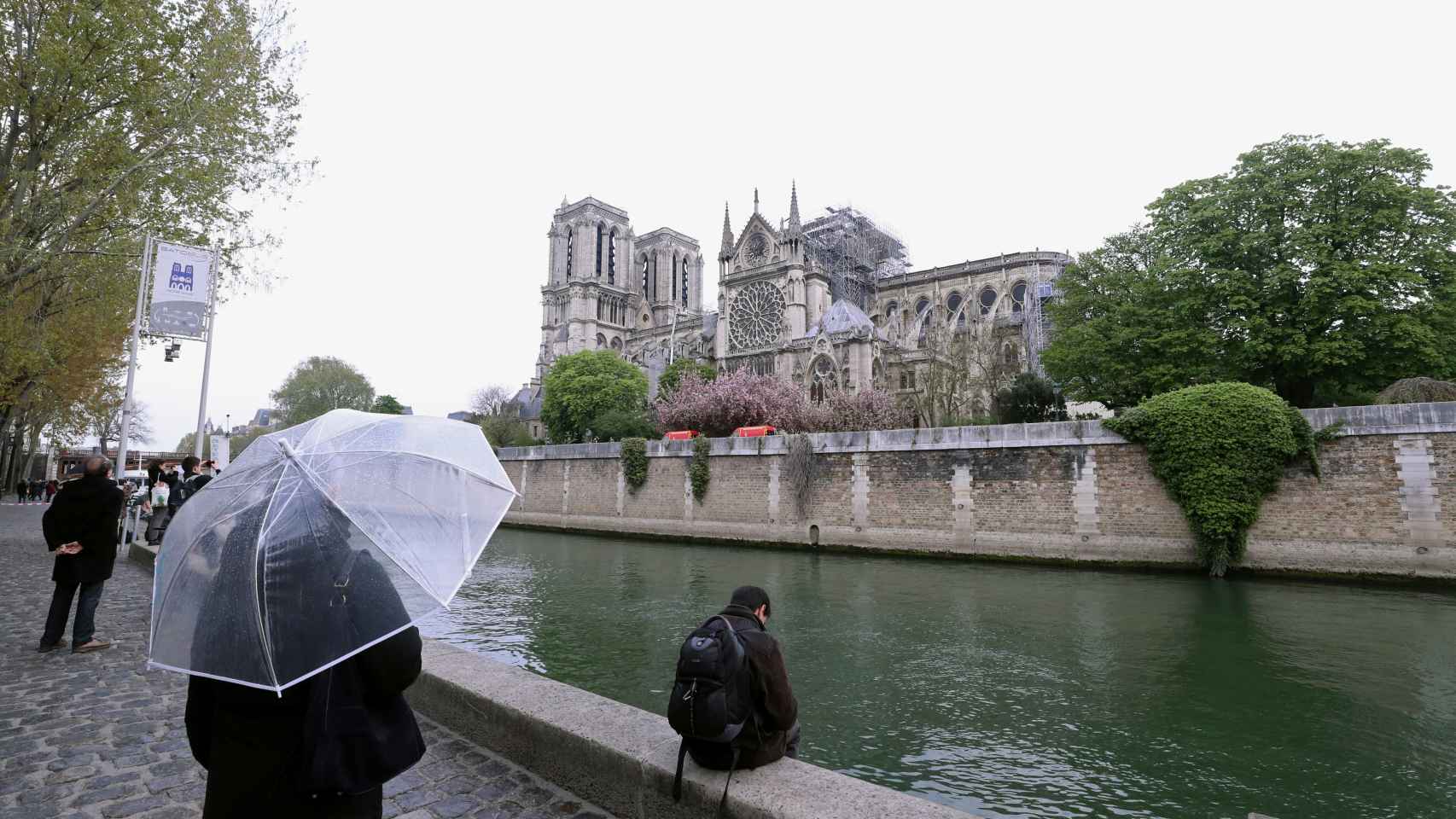La gente se detiene a contemplar Notre Dame tras el incendio de este lunes