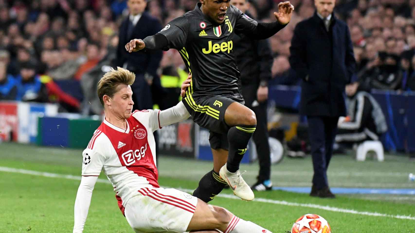 De Jong y Douglas Costa, en un partido entre el Ajax y la Juventus