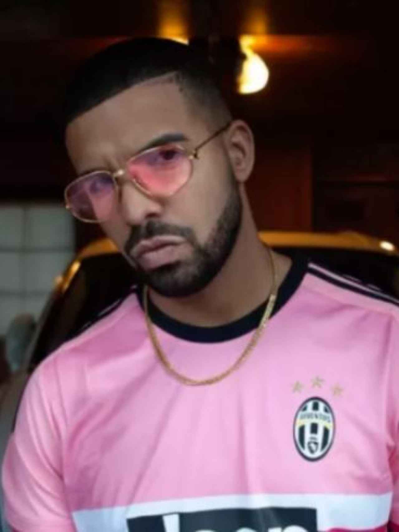 Drake posando con la camiseta de la Juventus de Turín.