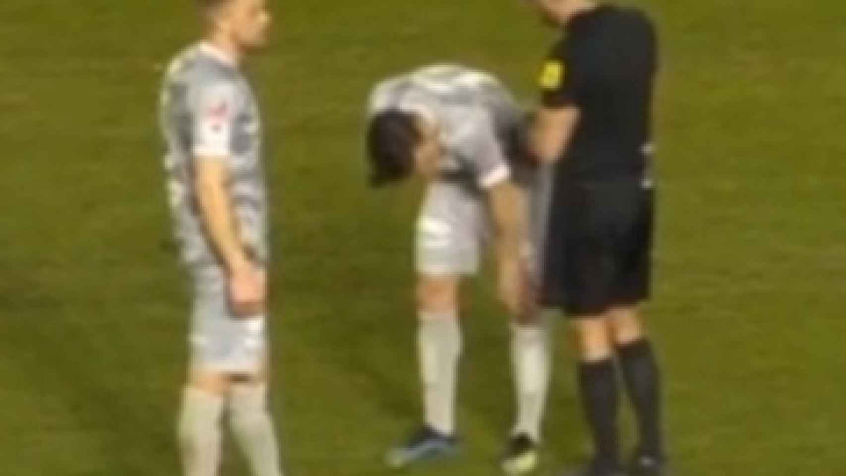 El futbolista del Degerfors se resiente del golpe en el ojo