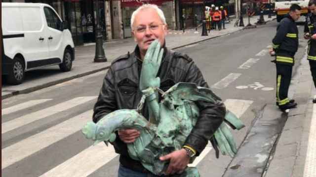 El hombre que ha encontrado el gallo que coronaba la aguja de Notre Dame.