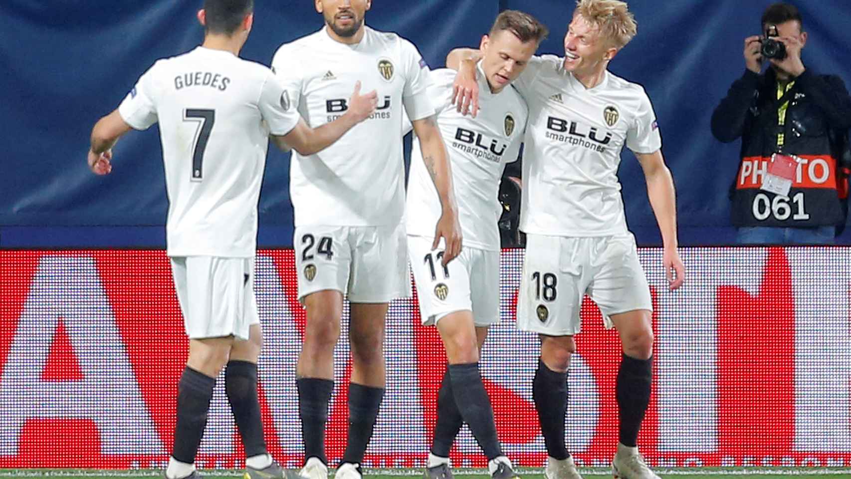 Los jugadores del Valencia celebran un gol al Villarreal en la Europa League