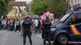 Dos policías vigilan este miércoles el paso de la Hermandad de San Bernardo, en Sevilla.