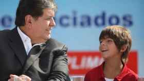 Alan García junto a su hijo en una imagen de 2010.