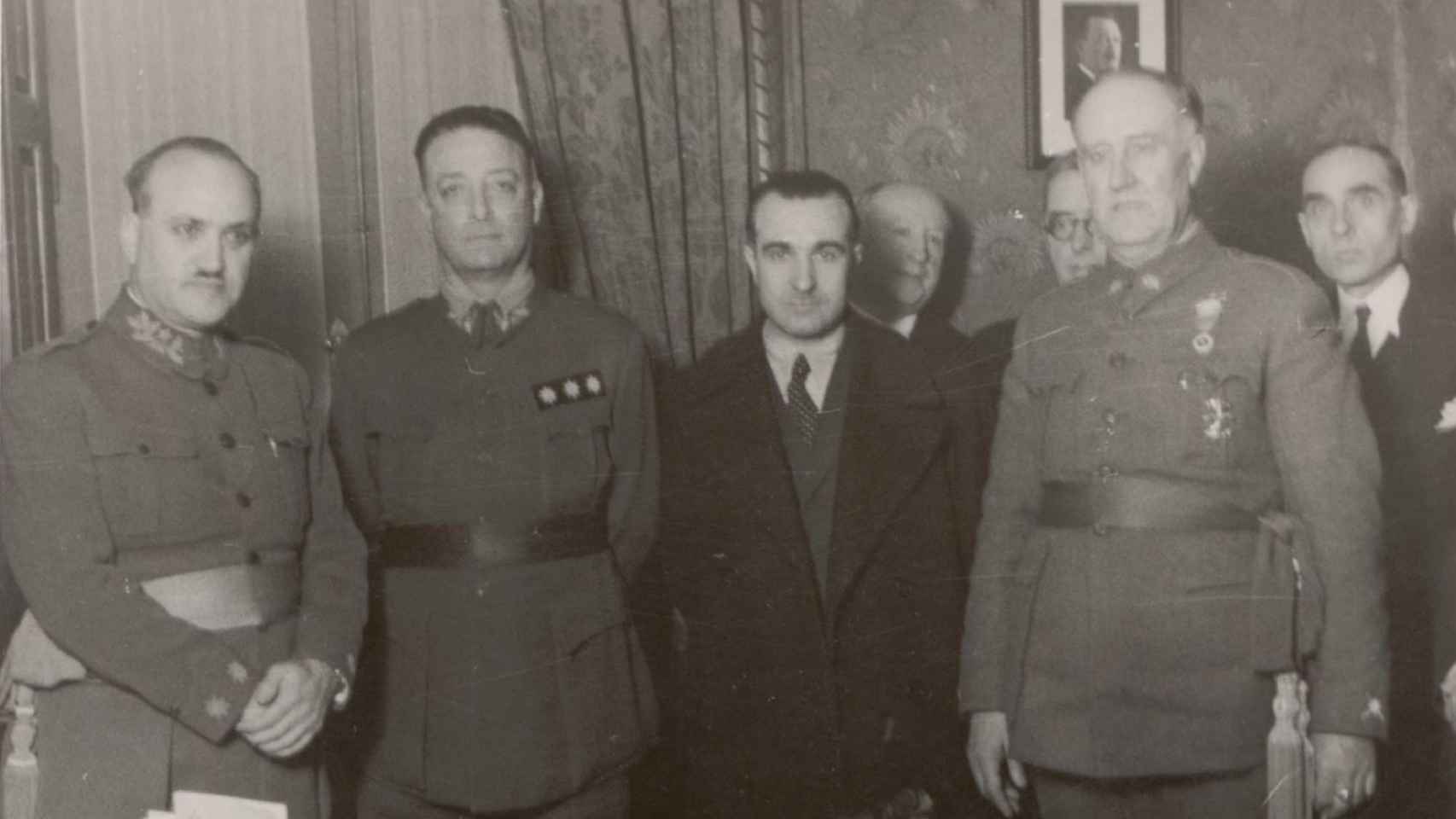 El general José Ungría, segundo por la izquierda, fue el máximo responsable del espionaje franquista en la guerra.