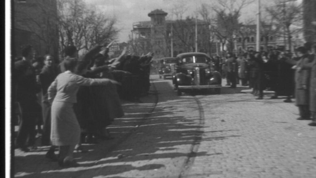 Dos coches con oficiales franquistas entran en Madrid en marzo de 1939.