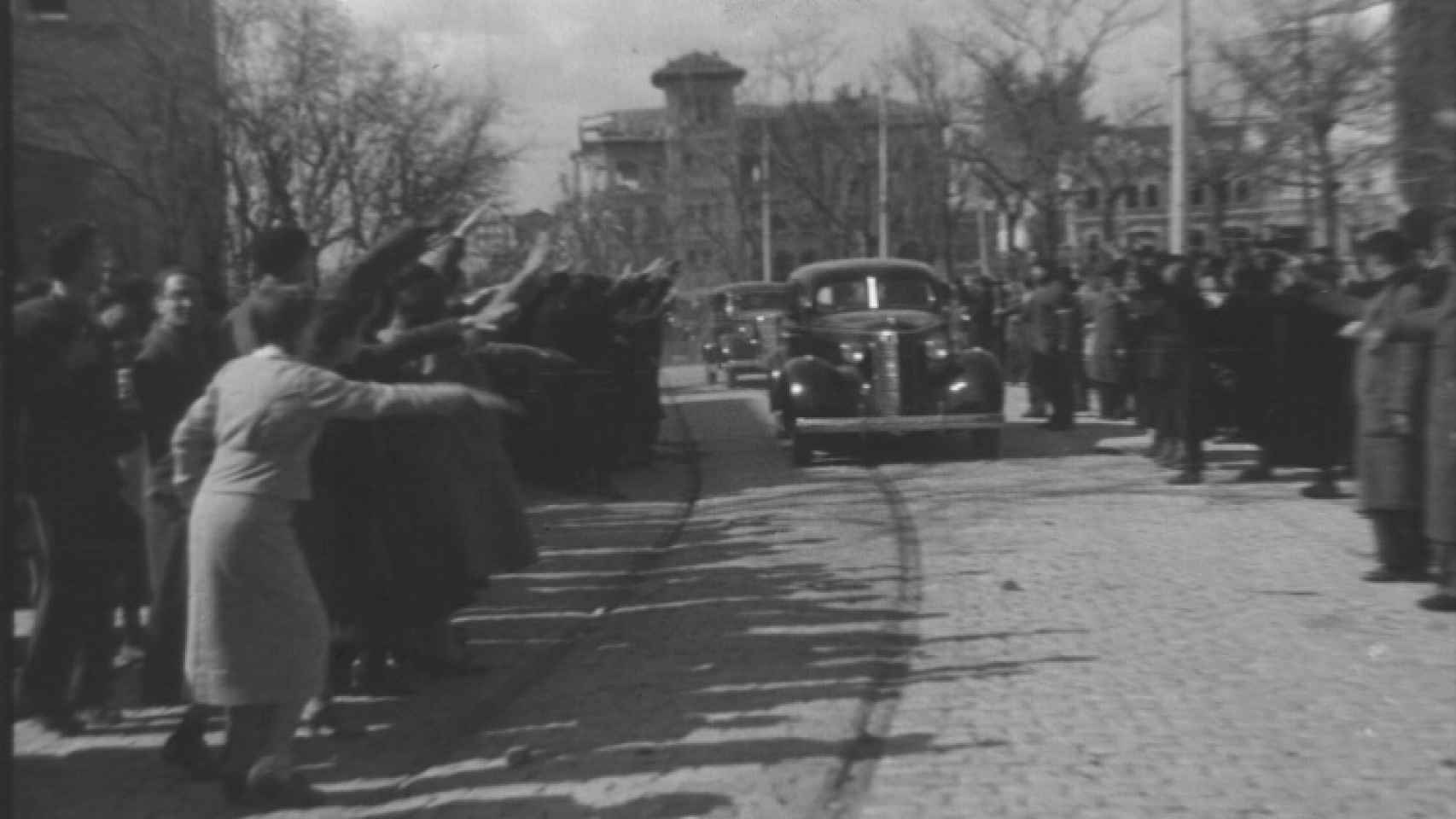 Dos coches con oficiales franquistas entran en Madrid en marzo de 1939.