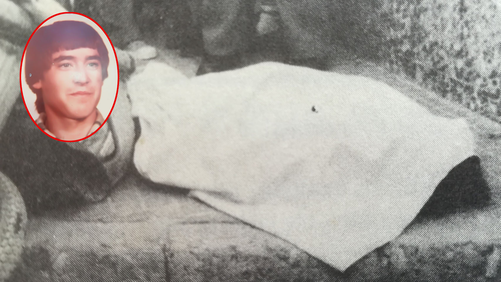Ignacio, muerto, envuelto en una sábana.