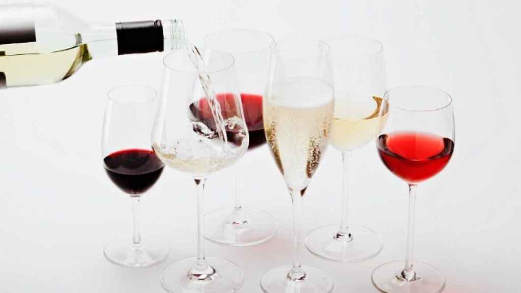 Copas de distintos tipos de vino, una bebida alcohólica muy consumida.
