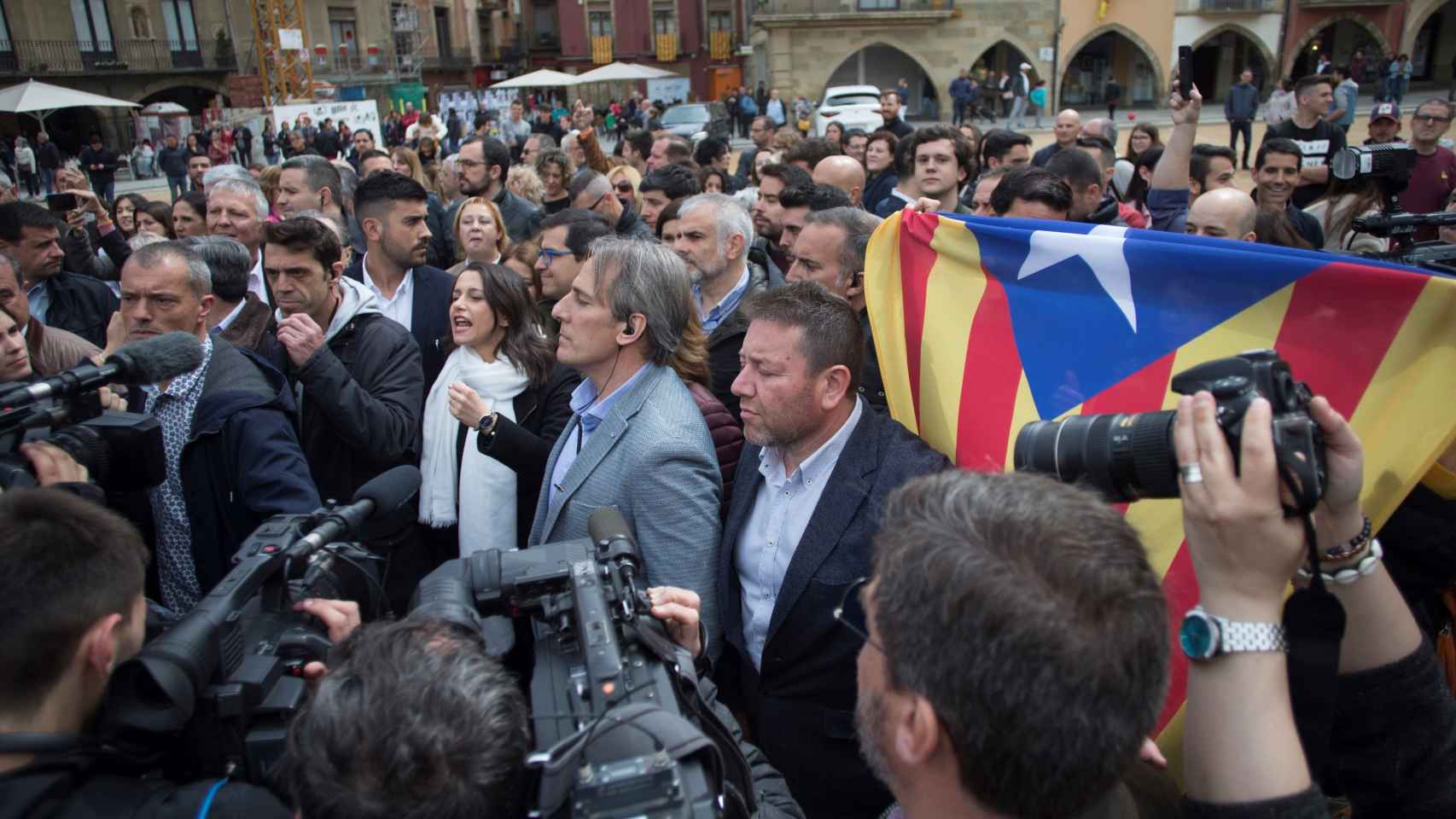 Inés Arrimadas, increpada en la calle por independentistas.