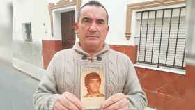 Carmelo Montoya, hermano, enseña una foto del fallecido.