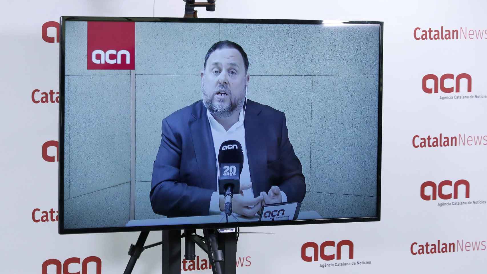 Junqueras durante la rueda de prensa a la agencia catalana de noticias