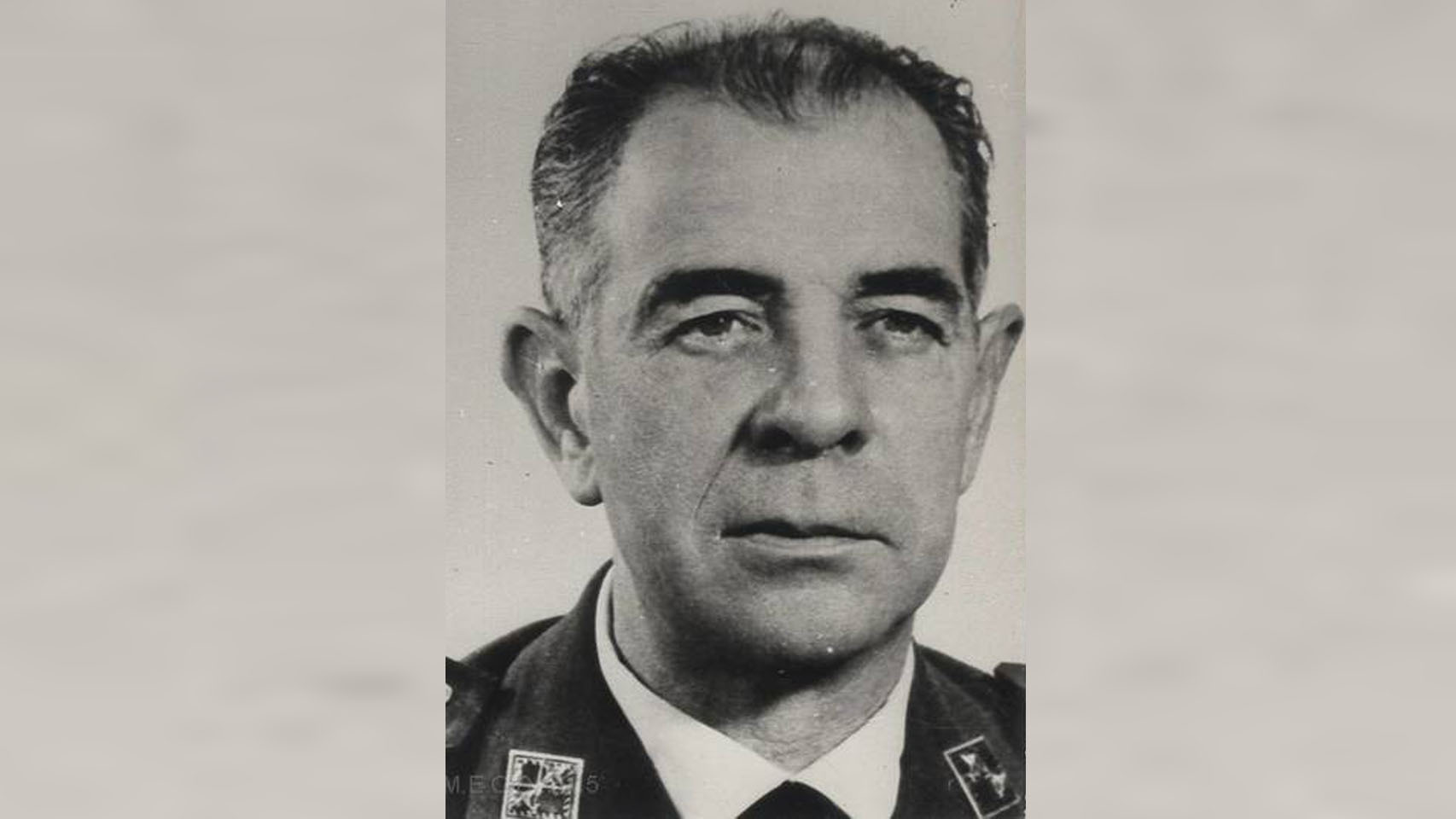 El tío de Ana, Julio Salvador y Díaz-Benjumea, fue ministro del Aire durante la dictadura franquista.