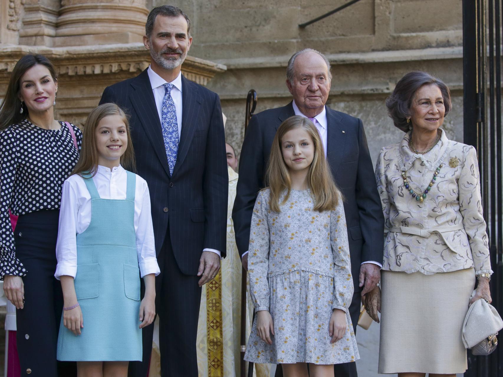 La Familia Real al completo a las puertas de la catedral de Palma en abril de 2018.