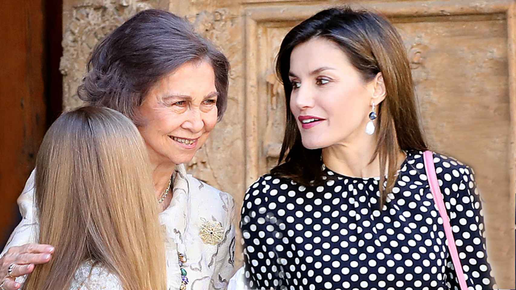 La reina Sofía y Letizia, a la salida de la catedral de Palma en abril de 2018.