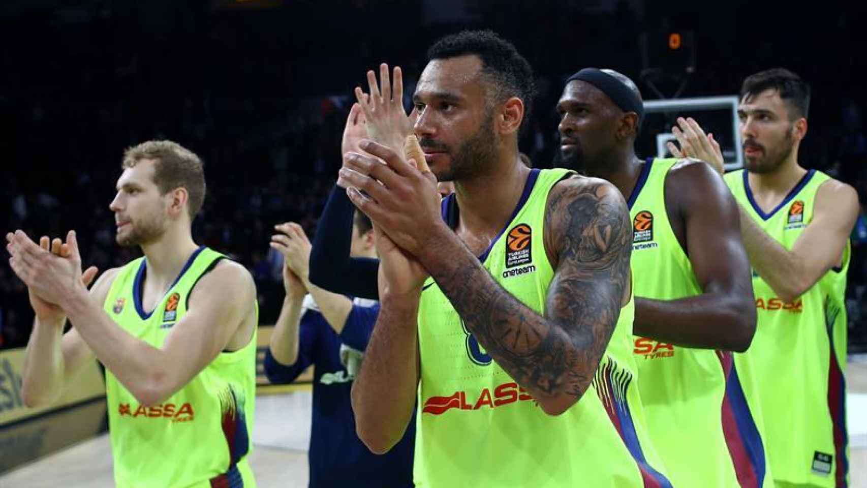 Los jugadores del Barcelona Lassa celebran la victoria contra Anadolu Efes