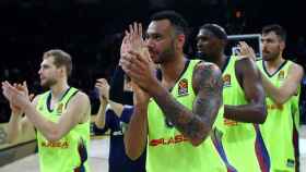 Los jugadores del Barcelona Lassa celebran la victoria contra Anadolu Efes