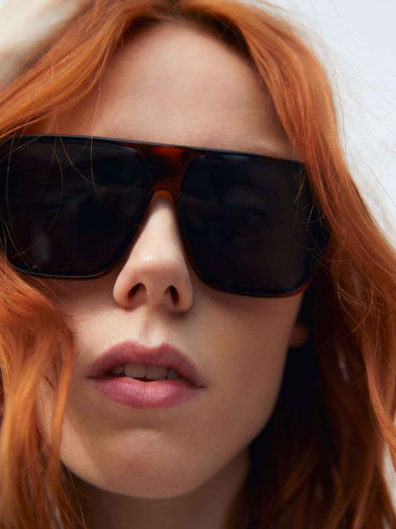 Modelo que luce las nuevas gafas de sol de Zara.