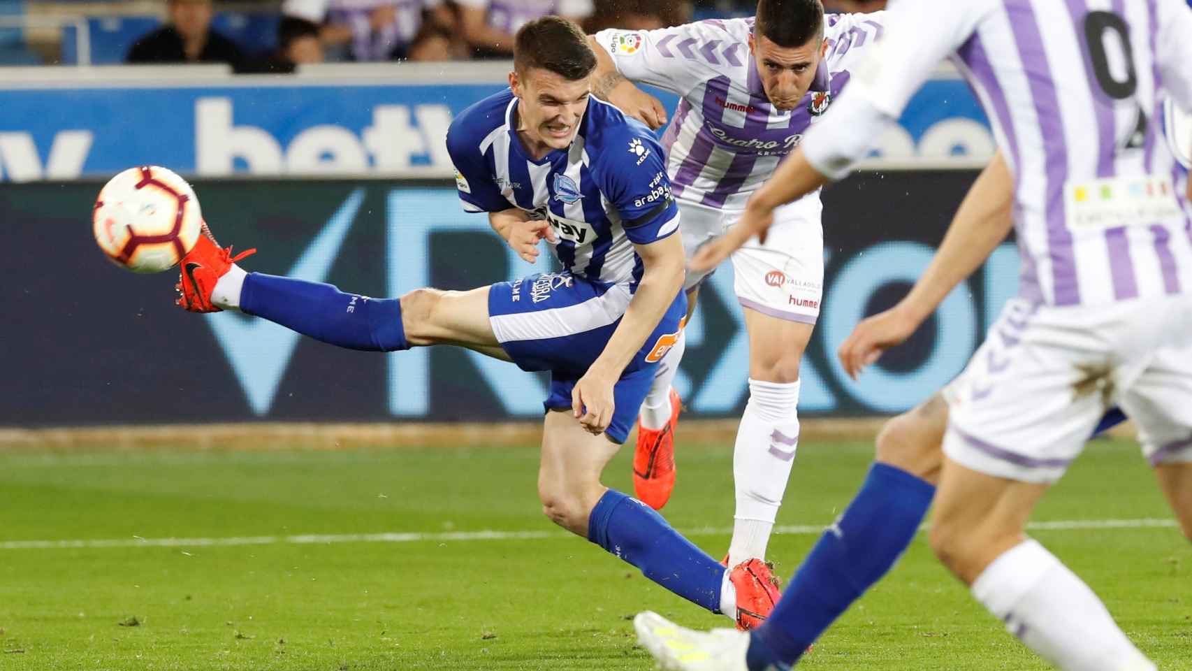 Sergi Guardiola lucha un balón con Marín en el Alavés - Valladolid