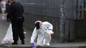 La policía científica tomando muestras en el lugar del ataque, en Derry