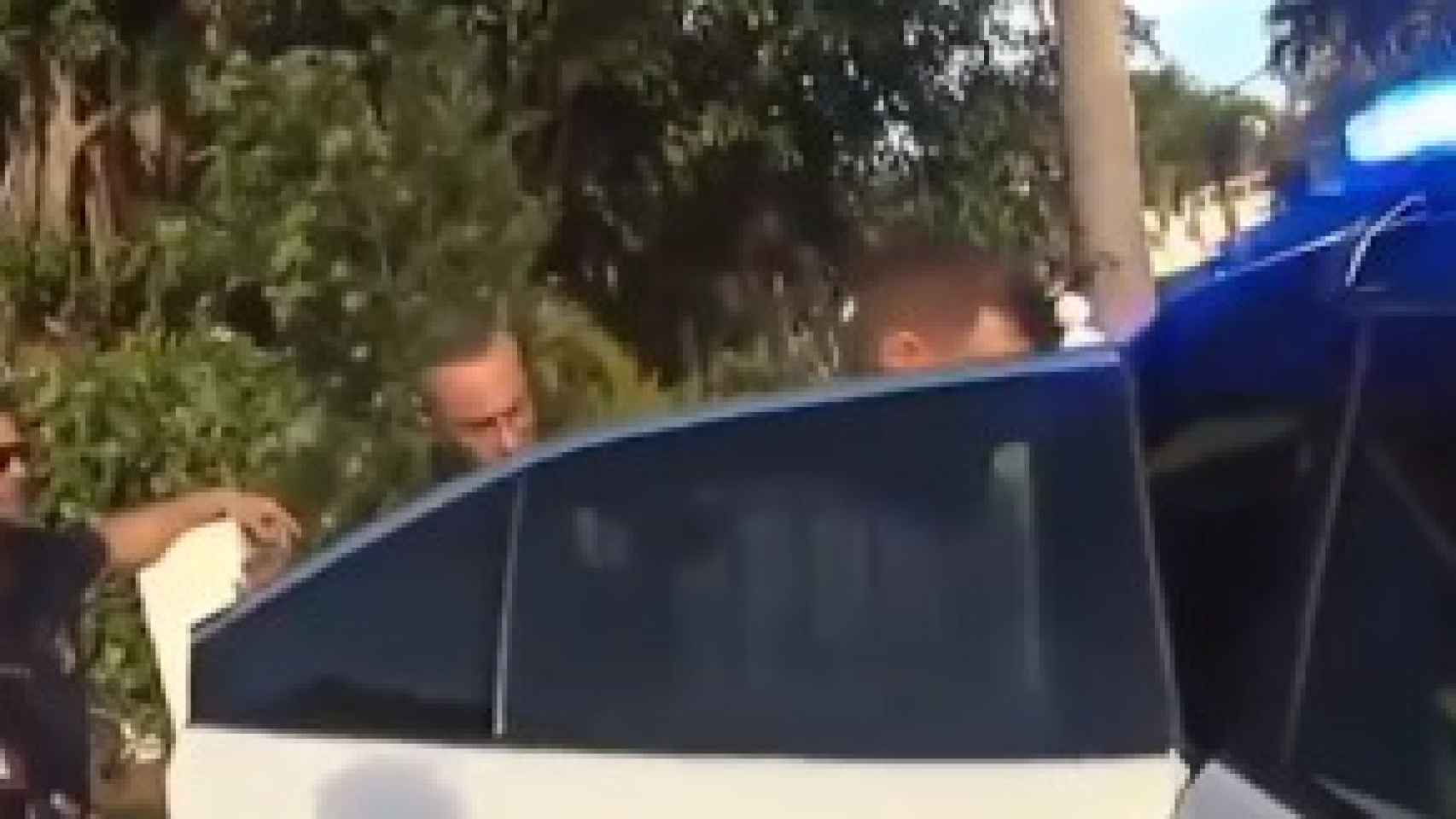 McGregor entrando en el coche detenido