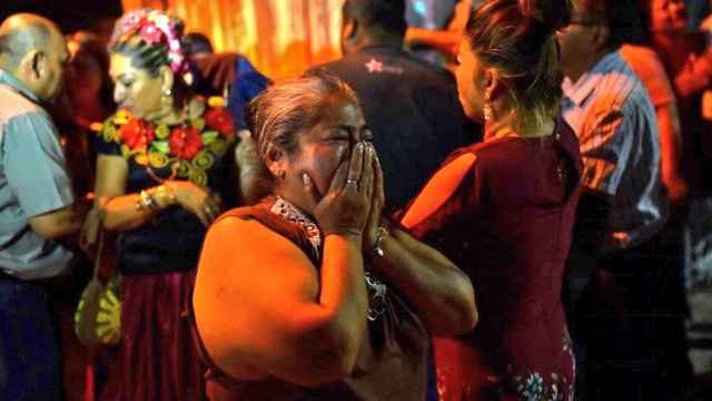 Una mujer llora desconsolada al enterarse de lo sucedido en Veracruz.