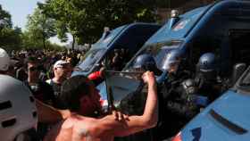 Un manifestante protesta ante varios agentes de la policía francesa este sábado.
