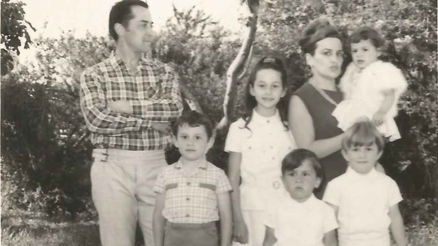 Xabier Fortes, el pequeño en primer plano, junto a su padre Xosé, su madre y sus hermanos Susana, Carlos y Alberto.