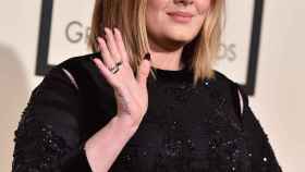 Adele en la alfombra roja de los premios GRAMMYs.